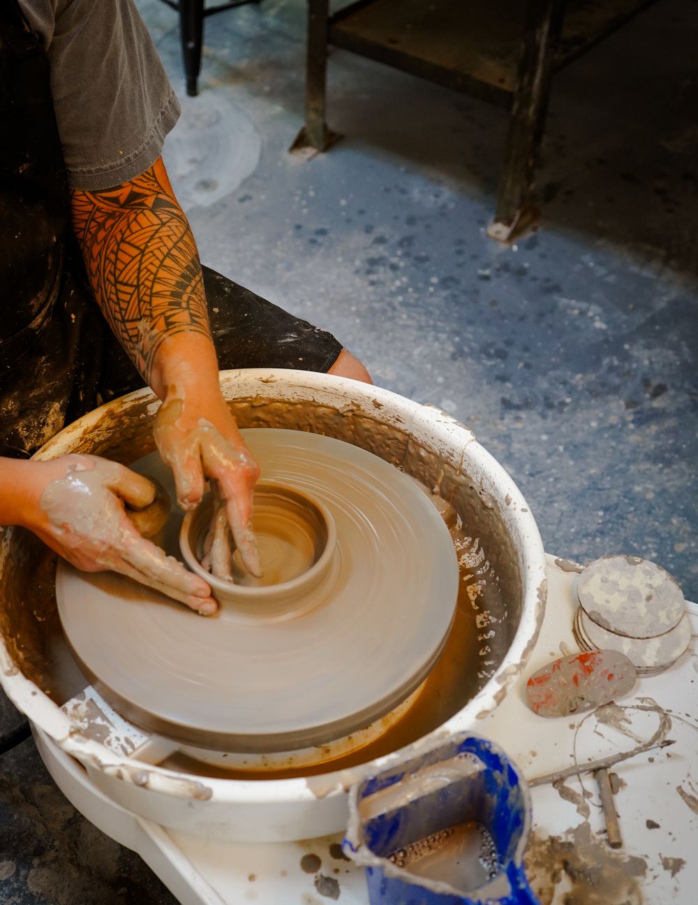 Refining the rim of a form on the wheel